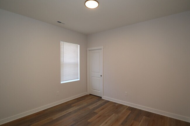 Building Photo - 3 Bedroom Upstairs Duplex in Near Eastside!