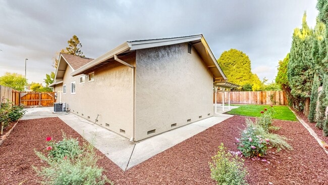 Building Photo - Meticulously Maintained Four Bedroom Singl...