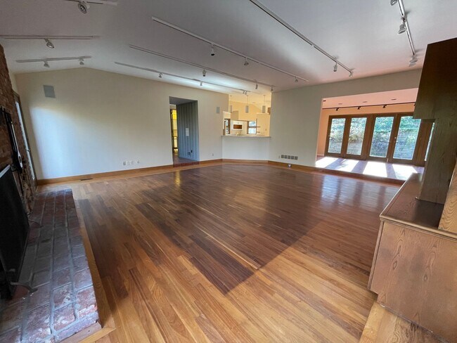 Building Photo - Glenview Hills HUGE 3 Bedroom 2.5 Bath Hom...