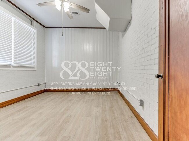 Building Photo - **AVAILABLE NOW!** 3 BED/2 BATH DUPLEX - CLOSE TO CAMPUS!