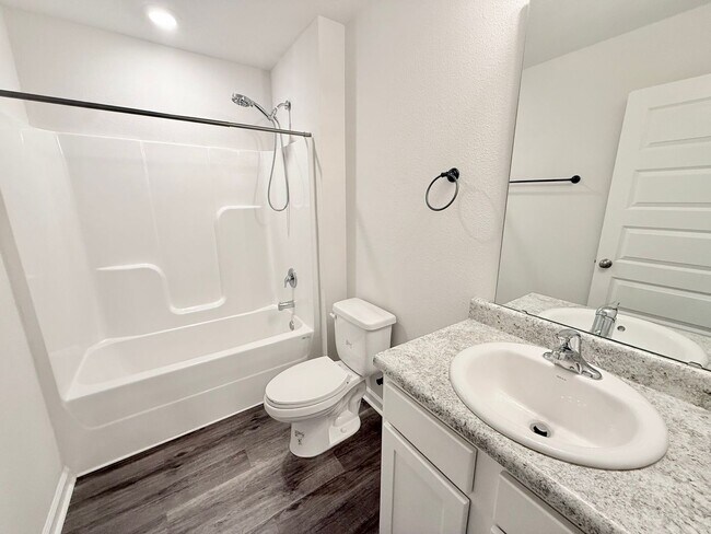 Building Photo - 4-Bedroom Home - Woodlands