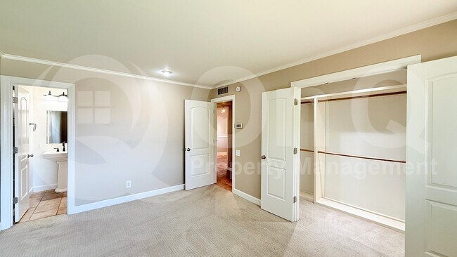 Building Photo - 3821 S Kenwood Ln