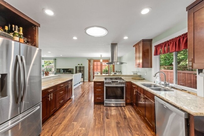 Building Photo - Charming 5-Bedroom Tri-Level Retreat in La...