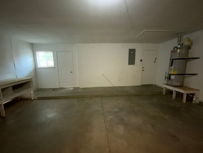 Building Photo - 3 Bedroom Single Story Home Available Near...