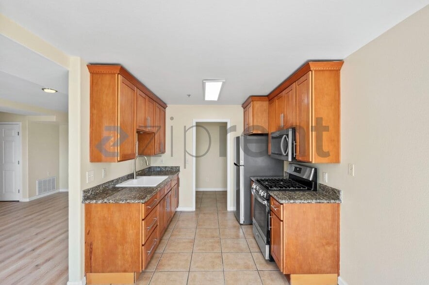 Building Photo - Unit C