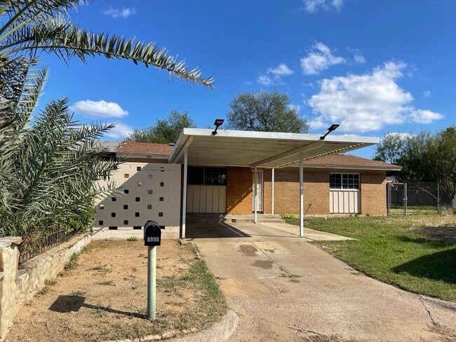 Primary Photo - 699 Banyan Ct