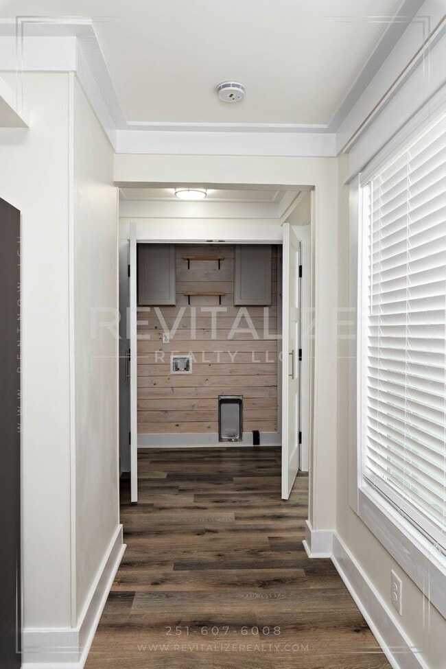 Building Photo - Gorgeous Spring Hill Home!