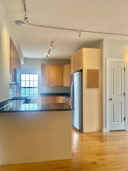 Building Photo - 837 E 52nd St
