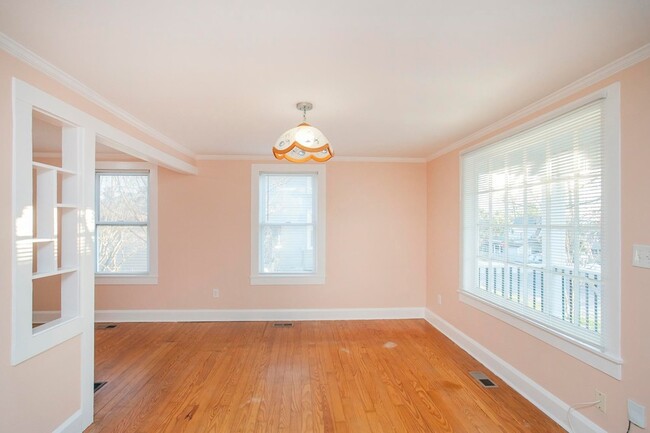 Building Photo - 909 Clarke St