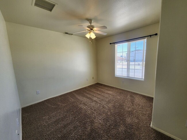 Building Photo - 3 bedroom  2 bath