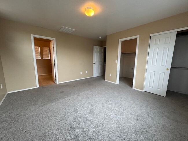 Building Photo - Stylish 3-Bed Home with Loft & Low-Maintenance Backyard in Phoenix