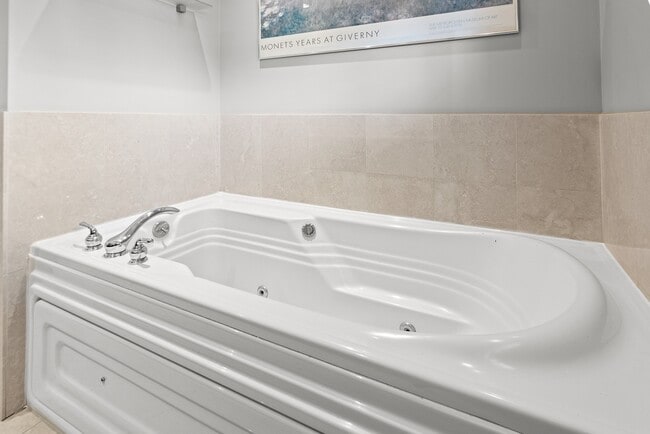 Building Photo - 3635 N Wilton Ave