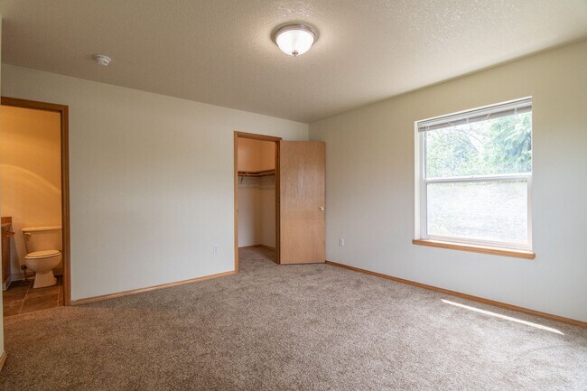 Building Photo - 508 NE Graham St