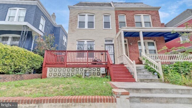 Building Photo - 720 Gresham Pl NW