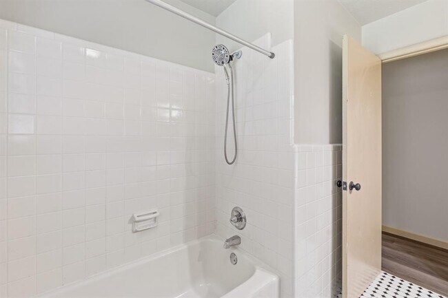 Building Photo - 2414 Havenside Dr