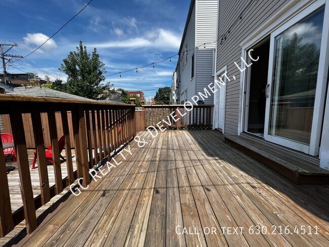 Building Photo - 2840 N Maplewood Ave