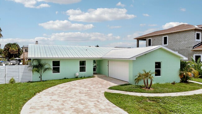 Building Photo - 2443 E Edgewater Dr