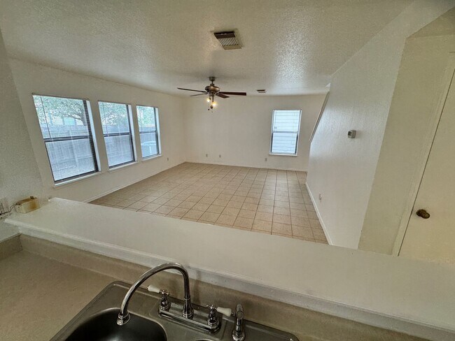 Building Photo - Spacious 3-Bedroom Home in Prime Location ...