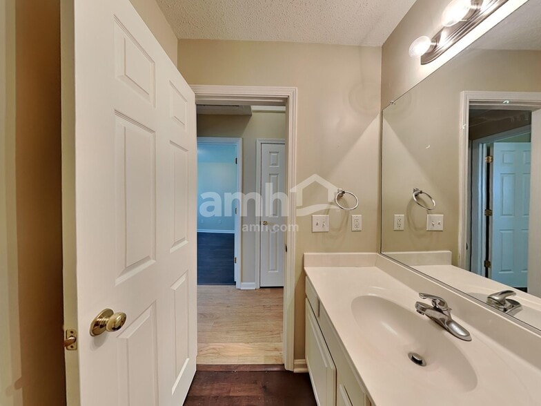 Building Photo - 555 Whistling Swan Dr