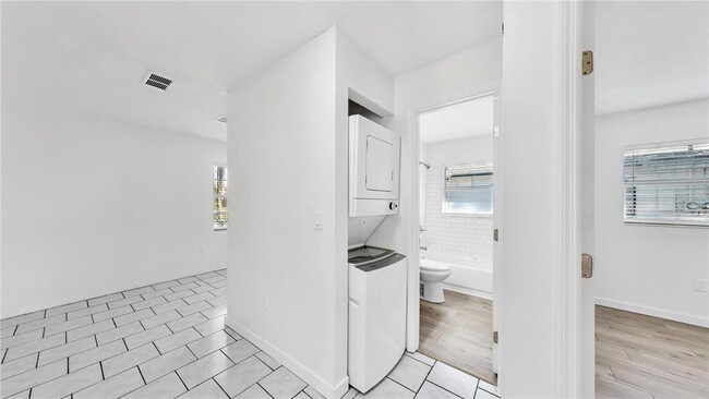 Building Photo - 1204 E Seneca Ave