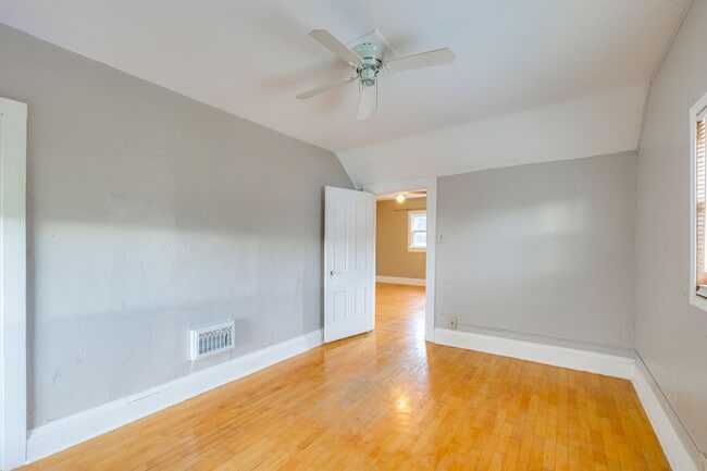 Building Photo - 162 7th St