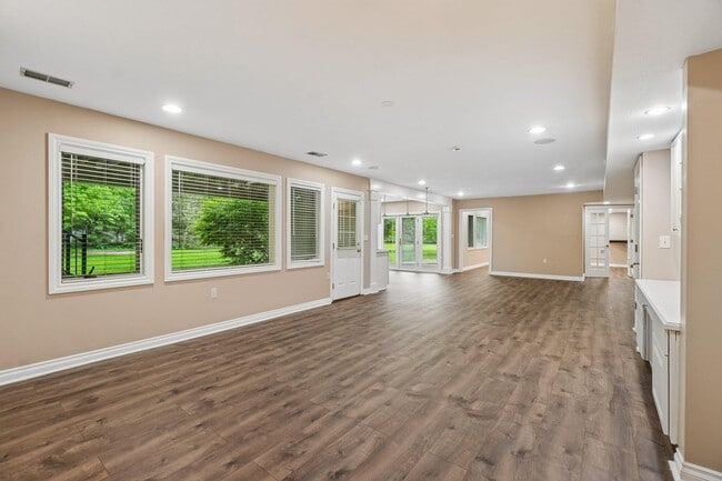 Building Photo - 1819 Brookview Dr