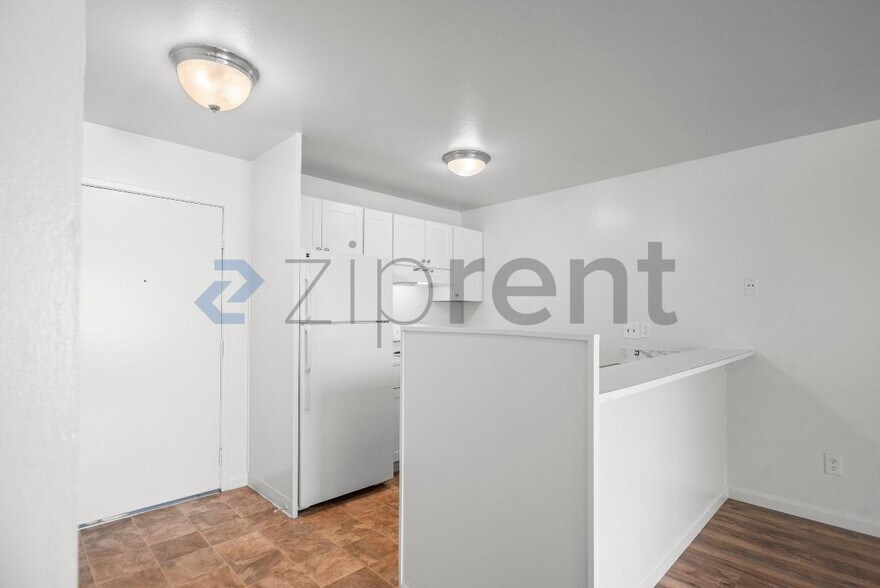 Building Photo - Unit 202