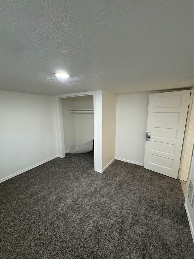 Building Photo - 3 bed/ 1 bath basement apartment