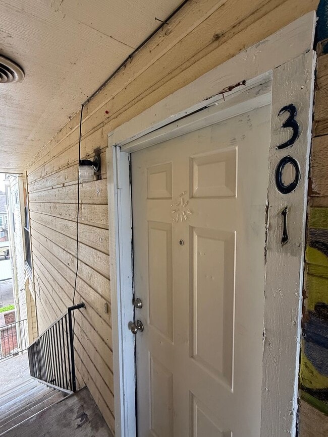 Building Photo - For lease! 1 bed, 1 bath condo