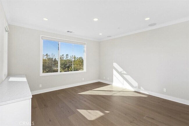 Building Photo - 157 Novel