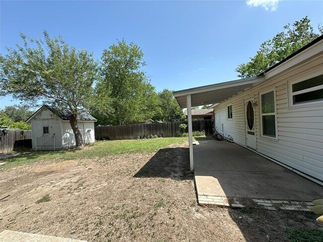 Building Photo - 5704 Cedardale Dr