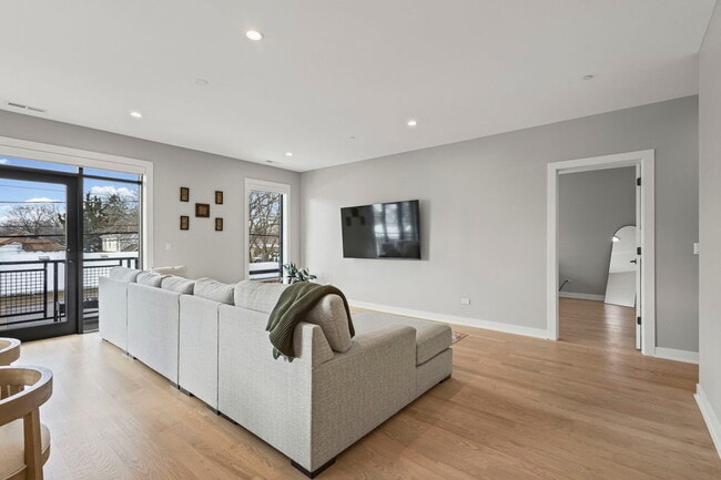 Building Photo - 6246 N Pulaski Rd