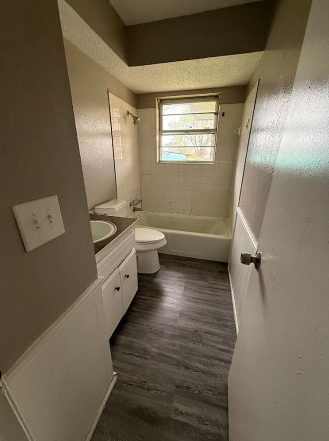 Building Photo - Charming 4-Bedroom Home with Spacious Yard!