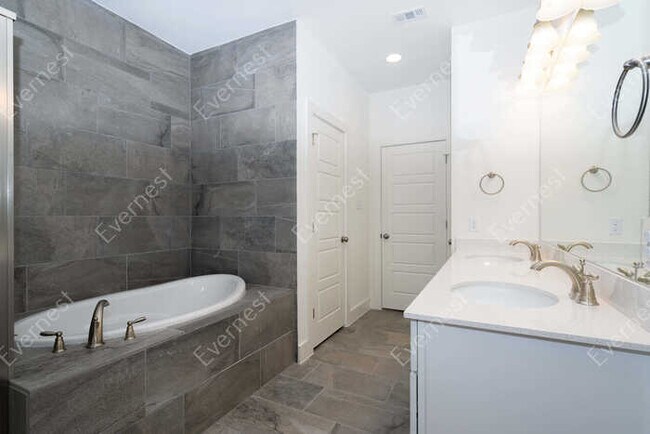 Building Photo - 2312 Ringstaff Rd