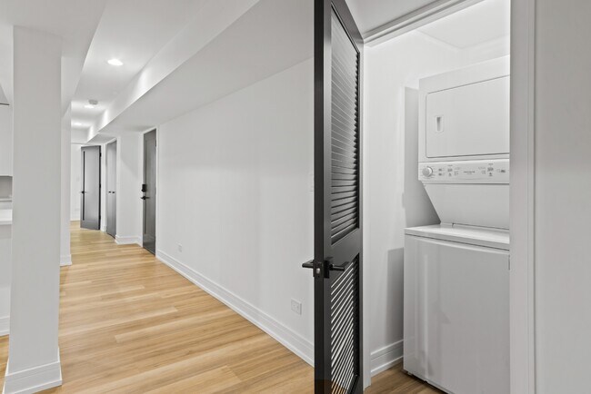 Building Photo - Renovated 3 bed in Logan Square - Now Leasing! (Garden Unit)