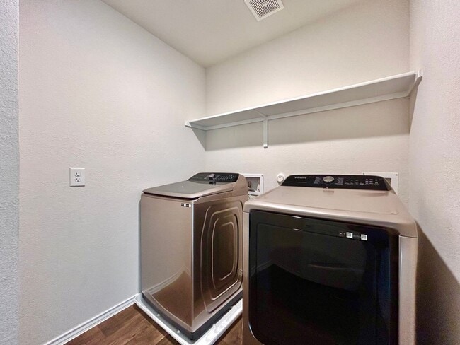 Building Photo - 221 Granary Dr