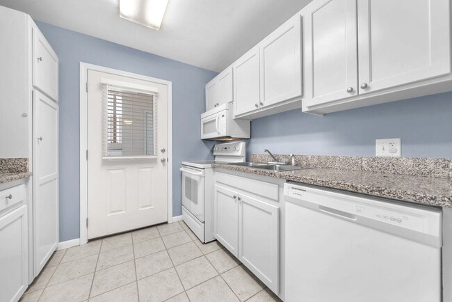 Building Photo - Affordable Coastal Comfort | 2BR Condo with Exceptional Amenities