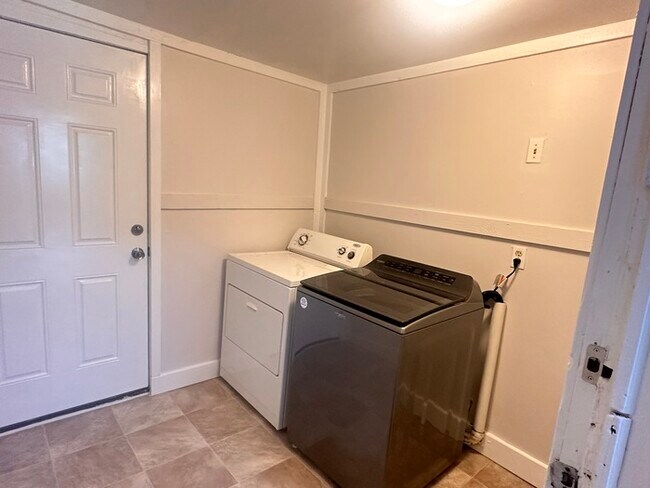 Building Photo - 2/1 Energy Efficient Cottage in Cantonment