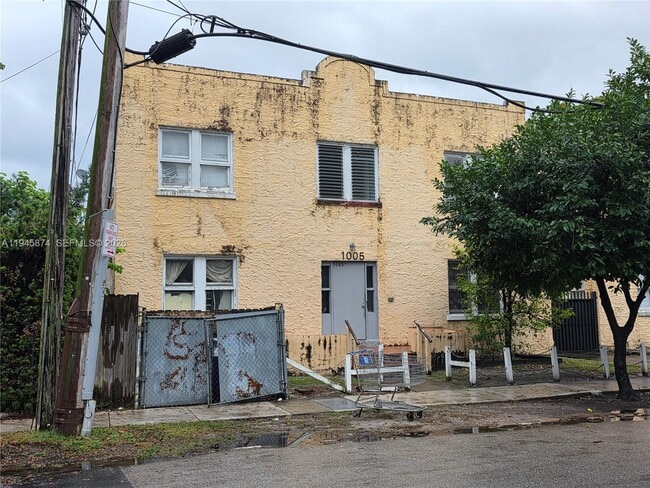 Building Photo - 1005 SW 19th Ave