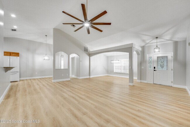 Building Photo - 187 Pinta Cir