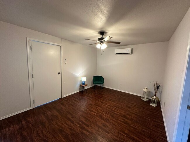 Building Photo - 2-Bedroom, Great Location, Off street parking!