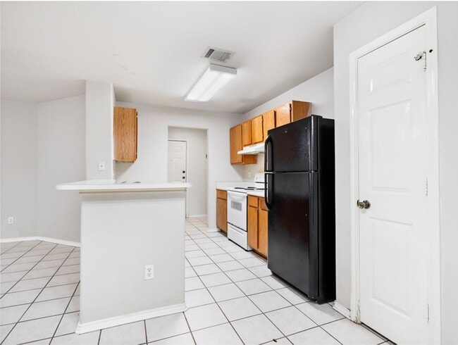 Building Photo - Stylish & Spacious 3-Bedroom Home Perfect for Students and Families