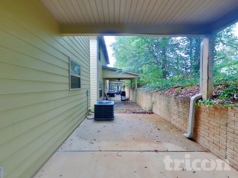 Building Photo - 805 Crescent Way