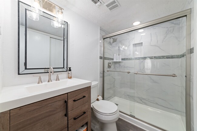 Building Photo - 717 Davis Rd