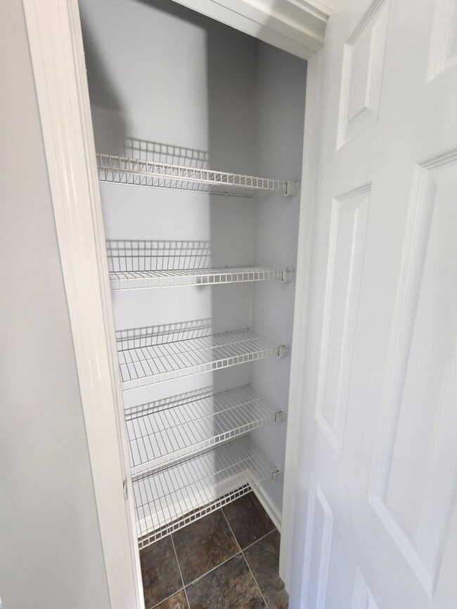 Building Photo - Amazing Move In Ready 4 Bedroom 2.5 Bath H...