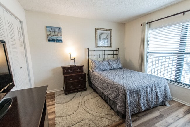 Building Photo - 1000 Cove Cay Dr