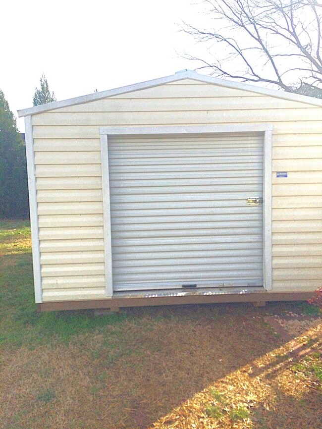 Building Photo - Charming Vintage Ranch, Den, Fireplace, Screened Porch