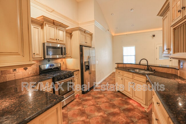 Building Photo - 3505 SW Cranbrook Ave