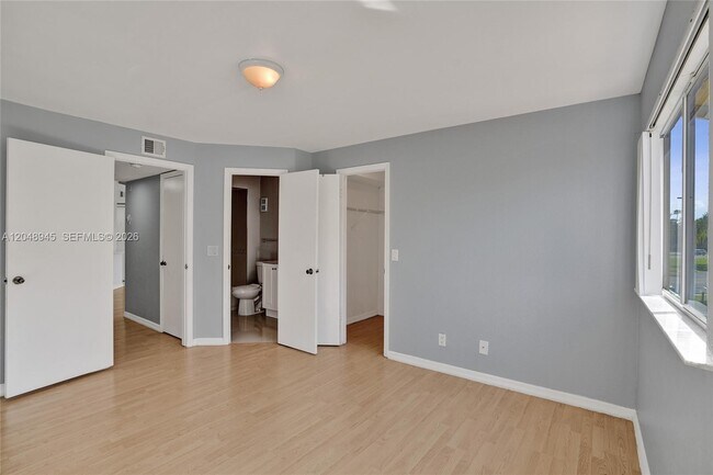 Building Photo - 12760 Vista Isles Dr