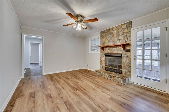 Building Photo - 3 Bed/2Bath home with garage, sunroom, and shed in Martinez